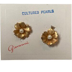 Vintage Giovanni Gold Tone Pearl Flower Earrings Screw Back New Old Stock